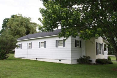 Welcome to this move-in ready home that clearly shows the care - photo 4