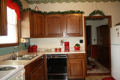 Welcome to this move-in ready home that clearly shows the care - photo 8