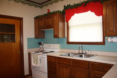 Welcome to this move-in ready home that clearly shows the care - photo 9