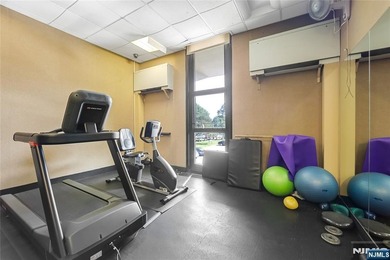 Priced to sell! Beautiful 1BR/1BA co-op at the sought-after - photo 11