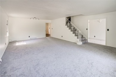 Welcome to 18212 Cornwall Road in Cleveland's desirable lakeside - photo 4