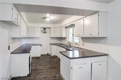 Welcome to 18212 Cornwall Road in Cleveland's desirable lakeside - photo 5