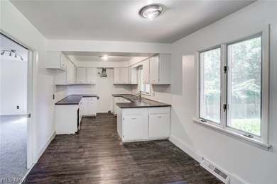 Welcome to 18212 Cornwall Road in Cleveland's desirable lakeside - photo 6