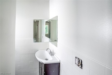 Welcome to 18212 Cornwall Road in Cleveland's desirable lakeside - photo 8