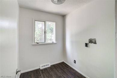 Welcome to 18212 Cornwall Road in Cleveland's desirable lakeside - photo 9