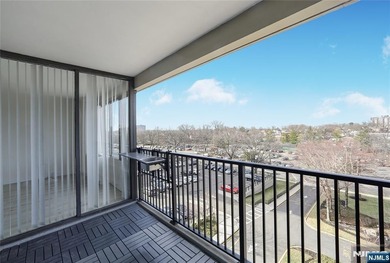 Priced to sell! Beautiful 1BR/1BA co-op at the sought-after - photo 22