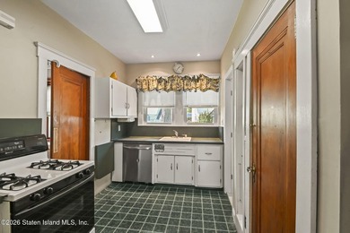 Classic 3-bedroom Westerleigh colonial with original hardwood - photo 12
