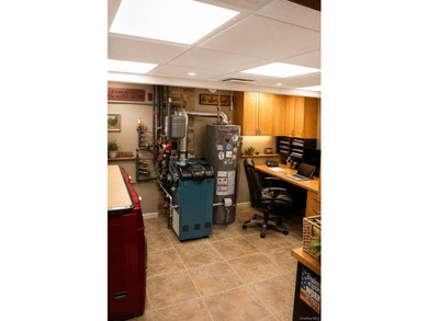 Welcome to this beautifully maintained 4-bedroom, 2-bath home - photo 14