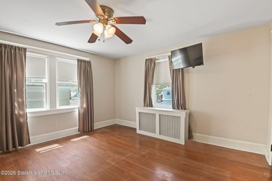Classic 3-bedroom Westerleigh colonial with original hardwood - photo 16