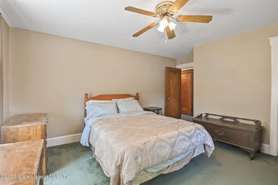 Classic 3-bedroom Westerleigh colonial with original hardwood - photo 18