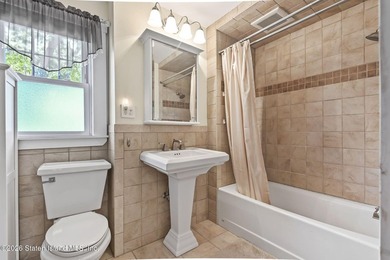 Classic 3-bedroom Westerleigh colonial with original hardwood - photo 20