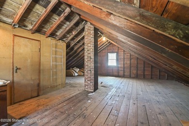 Classic 3-bedroom Westerleigh colonial with original hardwood - photo 21