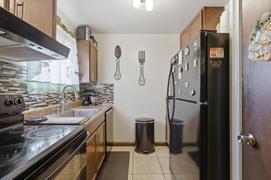 Charming 2-bed, 1-bath first-floor condo with a peaceful garden - photo 2