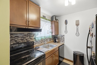 Charming 2-bed, 1-bath first-floor condo with a peaceful garden - photo 4