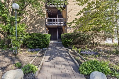 Great view of lake from spacious balcony and wall of windows - photo 1