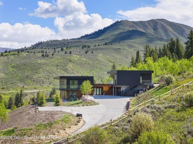 Architecturally significant modern residence set on 2.5 private - photo 2