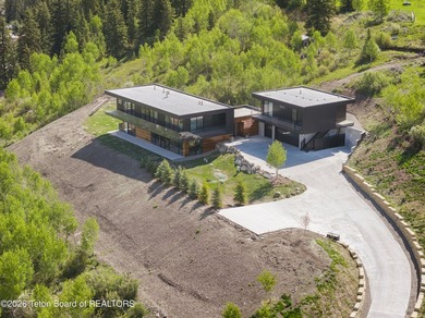 Architecturally significant modern residence set on 2.5 private - photo 3