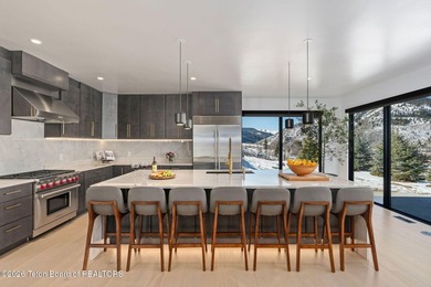 Architecturally significant modern residence set on 2.5 private - photo 9