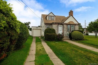 Welcome home to this charming Cape Cod featuring 4 spacious - photo 2