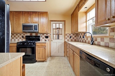 Welcome home to this charming Cape Cod featuring 4 spacious - photo 8