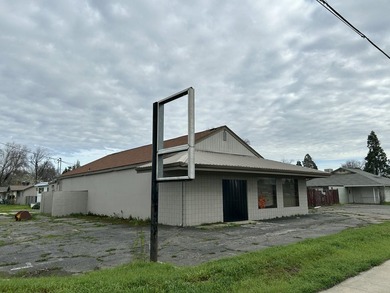 Retail building that was originally an antique business. Has 2 - photo 1