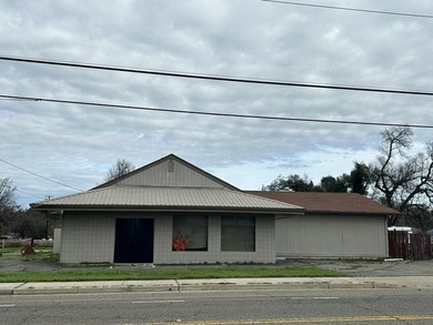 Retail building that was originally an antique business. Has 2 - photo 3