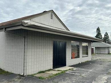 Retail building that was originally an antique business. Has 2 - photo 4