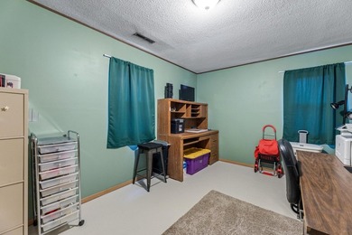 Charming 4 bedroom Buffalo City home with easy main-level living - photo 11
