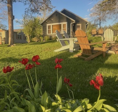 Lakefront living at this charming 2-bedroom, 1-bath cottage - photo 3