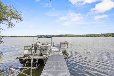 Lakefront living at this charming 2-bedroom, 1-bath cottage - photo 4