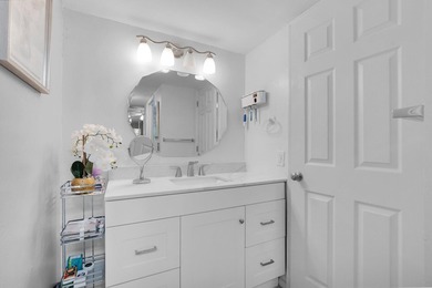 Beautifully renovated 2BR/2BA condo in Boca Raton's 55+ Barwood - photo 16