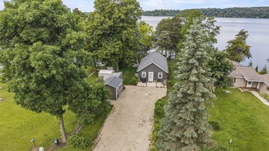 Lakefront living at this charming 2-bedroom, 1-bath cottage - photo 6