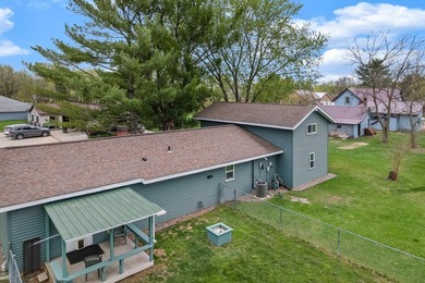 Charming 4 bedroom Buffalo City home with easy main-level living - photo 17