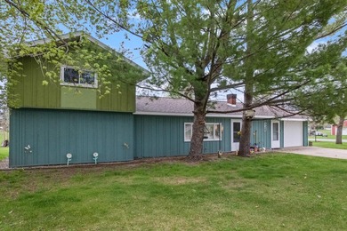 Charming 4 bedroom Buffalo City home with easy main-level living - photo 23