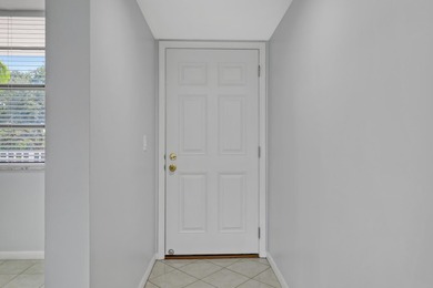 Beautifully upgraded condo offering modern finishes and - photo 6