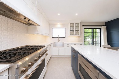 This beautifully renovated 3- level townhouse in New Springville - photo 11