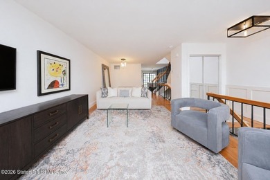 This beautifully renovated 3- level townhouse in New Springville - photo 13