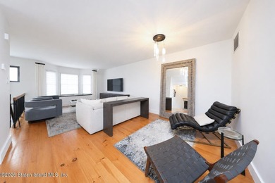 This beautifully renovated 3- level townhouse in New Springville - photo 14