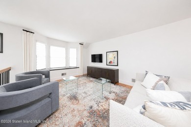 This beautifully renovated 3- level townhouse in New Springville - photo 15