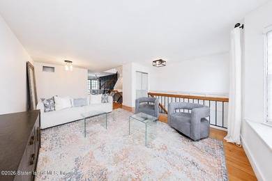 This beautifully renovated 3- level townhouse in New Springville - photo 16