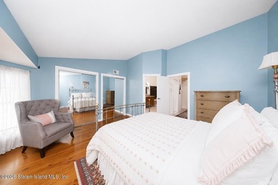 This beautifully renovated 3- level townhouse in New Springville - photo 17