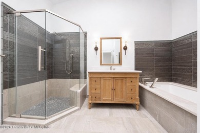This beautifully renovated 3- level townhouse in New Springville - photo 18