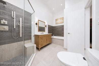 This beautifully renovated 3- level townhouse in New Springville - photo 20