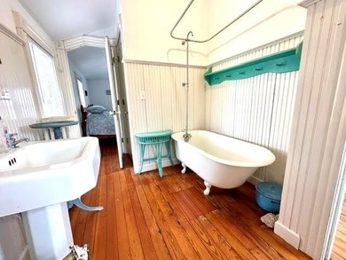 *Lawrence House* Sweet iconic Farmhouse with gorgeous views of - photo 20