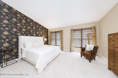 This beautifully renovated 3- level townhouse in New Springville - photo 21