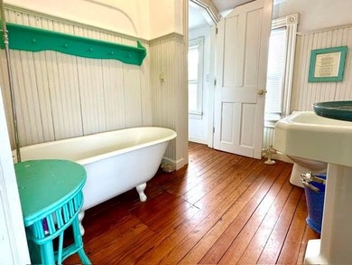 *Lawrence House* Sweet iconic Farmhouse with gorgeous views of - photo 21