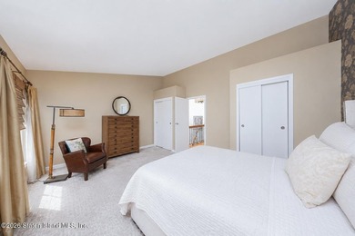 This beautifully renovated 3- level townhouse in New Springville - photo 22