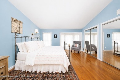 This beautifully renovated 3- level townhouse in New Springville - photo 23