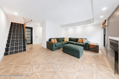 This beautifully renovated 3- level townhouse in New Springville - photo 24