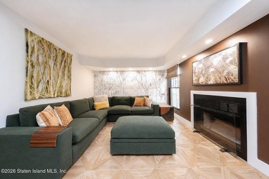This beautifully renovated 3- level townhouse in New Springville - photo 25